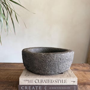 Antieke zware stenen vijzel plantenbak | Vintage handgesneden kalkstenen kom