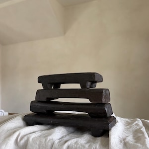 Könnte beinhalten: Ein Set aus drei Keramikbechern mit gesprenkelter, matter Oberfläche. Die Becher sind in den Farbtönen Creme, Hellgrau und Dunkelgrau gehalten. Jeder Becher hat ein schlichtes, minimalistisches Design, ideal für Kaffee oder Tee.