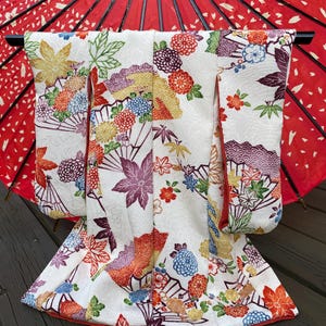 Handgemachter Miniatur Kimono mit Kleiderbügel: Japanischer Herbst Dekor