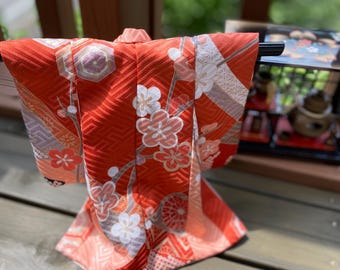 Miniatur Kimono mit Kleiderbügel, rotes florales japanisches Ornament