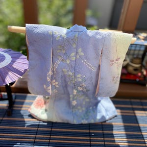 Handgemaakte miniatuurkimono: lichtblauw herfstbloemendecor