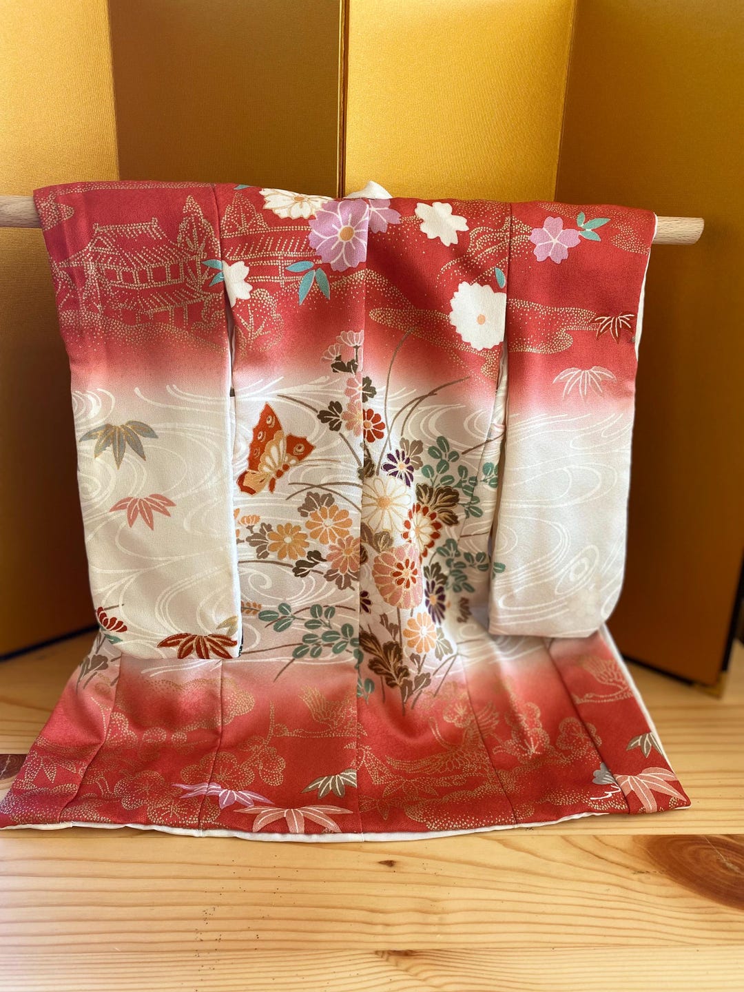 ハンガー付きの素敵なミニチュア着物。白と赤、花柄。 - Etsy