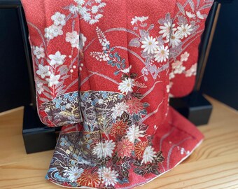 Handgemachter Miniatur Kimono mit Kleiderbügel, rotes Blumenmuster