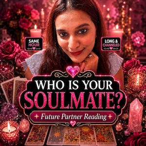 Può includere: Un annuncio per un servizio di lettura dei tarocchi con il testo 'WHO IS YOUR SOULMATE? Future Partner Reading' e le etichette 'SAME HOUR' e 'LONG & CHANNELED'. L'immagine include cinque carte dei tarocchi, candele accese e rose rosa.