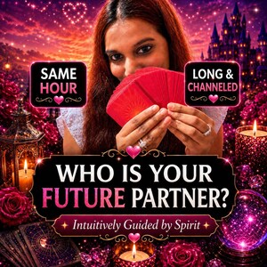 Op de afbeelding: Een digitale afbeelding van een persoon die een waaier van rode tarotkaarten vasthoudt. De tekst luidt: SAME HOUR, LONG & CHANNELED, WHO IS YOUR FUTURE PARTNER?, en Intuitively Guided by Spirit. De scène bevat een kasteel, rozen, kaarsen en een glazen bol.