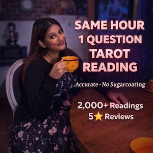 Może przedstawiać: Kobieta siedzi przy drewnianym stole, trzymając żółty kubek. Nakładka tekstowa brzmi "SAME HOUR 1 QUESTION TAROT READING" z dodatkowym tekstem: "Accurate • No Sugarcoating", "2,000+ Readings" i "5 Reviews".