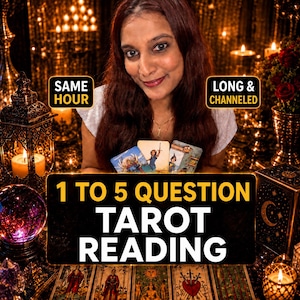 Może przedstawiać: Reklama usługi wróżenia z kart tarota z tekstem SAME HOUR, LONG & CHANNELED oraz 1 TO 5 QUESTION TAROT READING. Obraz przedstawia osobę trzymającą trzy karty tarota, otoczoną zapalonymi świecami, kryształową kulą i pudełkiem.