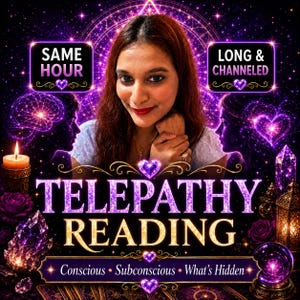 Könnte beinhalten: Eine digitale Grafik für einen Telepathie-Lesedienst mit einer Person, violett leuchtendem Text SAME HOUR und LONG & CHANNELED sowie dem Haupttitel TELEPATHY READING. Das Design enthält Kerzen, Kristalle und eine Kristallkugel.
