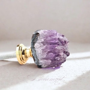 Boutons de tiroir en cristal améthyste brut naturel | Poignées en laiton pour commodes, armoires et placards | Quincaillerie de meubles élégante