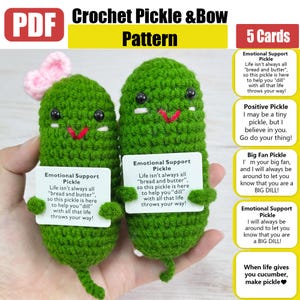 Patrón de crochet de pepinillos y lazo, patrón de pepinillos de apoyo emocional, texto de 5 tarjetas incluido, amigurumi de pepinillos positivos, patrón de crochet para principiantes