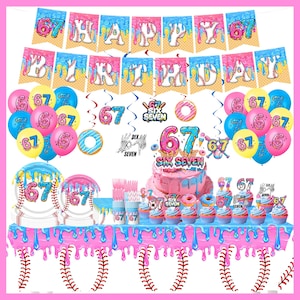 Peut inclure: Décorations de fête d'anniversaire sur le thème rose et bleu. L'image présente une bannière « Happy Birthday 67 », des ballons, un gâteau, des cupcakes et des assiettes. Le chiffre 67 est mis en évidence dans les décorations.