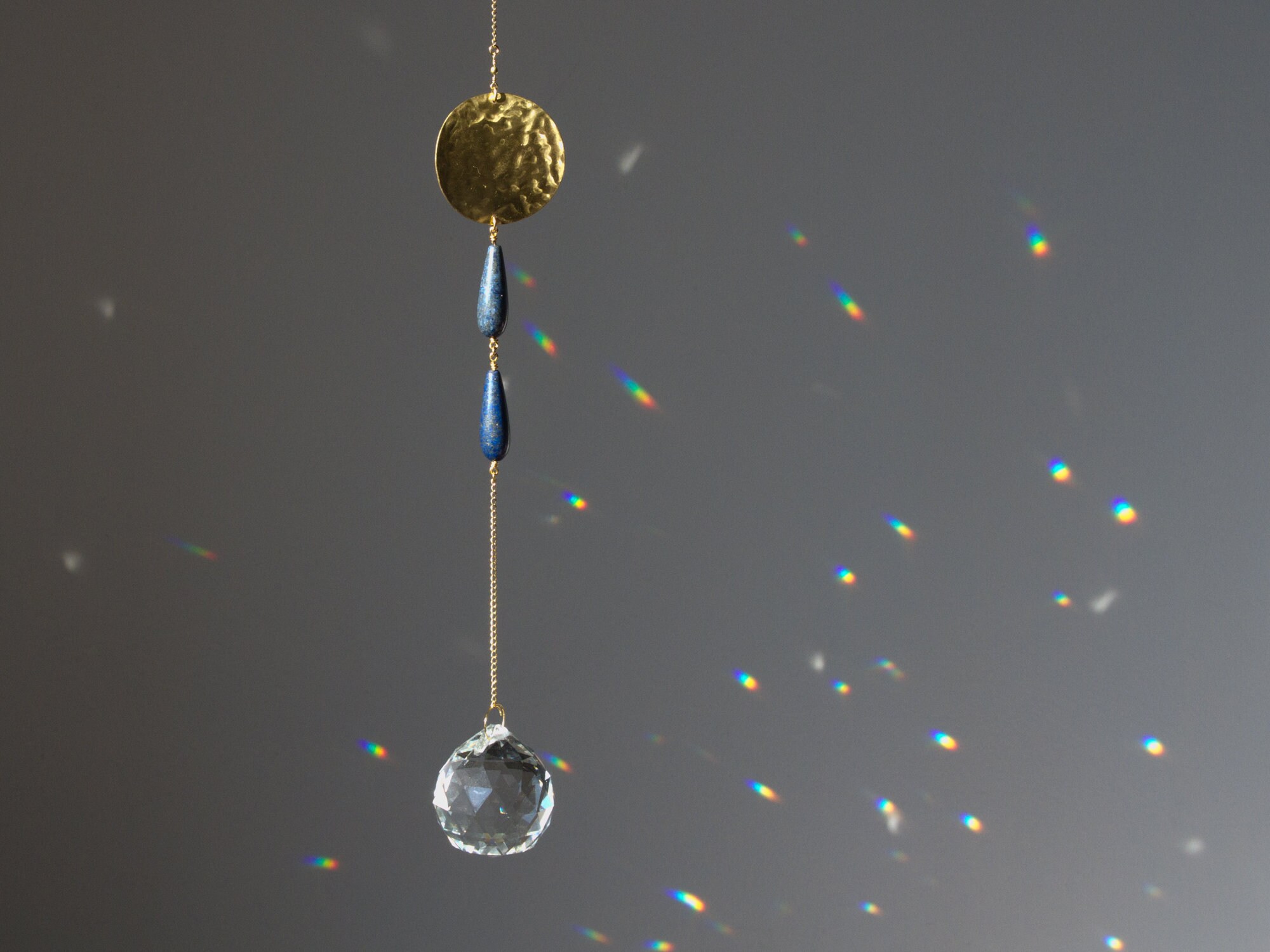 Prisma Hanging #13 - Pierres Précieuses et Accrochage de Prisme en Laiton