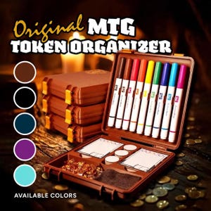 Może przedstawiać: Brązowe plastikowe etui z napisem Original MTG TOKEN ORGANIZER zawierające osiem kolorowych markerów suchościeralnych, dwie białe prostokątne karty, mały stos kości do gry i ciemny woreczek z tkaniny. Po lewej stronie widnieje pięć kolorowych kółek.