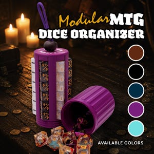 Könnte beinhalten: Ein lila Modular MTG Würfel-Organizer mit Würfeln, die innen und verschüttet zu sehen sind. Der Organizer hat ein zylindrisches Design mit Deckel und Trageschnur. Der Text "Modular MTG DICE ORGANIZER" wird oben angezeigt. Verfügbare Farben werden gezeigt.