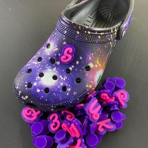 Dijes Jibbitz con inicial personalizada para bolsos Croc. Dijes personalizados para zapatos y bolsos Crocs. Regalo con monograma. Se adapta a agujeros estándar de Crocs.