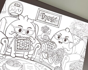 Puede incluir: Una página para colorear en blanco y negro con dos personajes redondos sentados en sillones, tejiendo a ganchillo. Uno sostiene una taza con 'I love yarn', el otro 'Back in my day... the 1900s'. Un letrero enmarcado dice 'Tipsy'd' y un libro se titula 'Crochet Memories'.