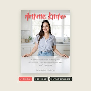 Op de afbeelding: Een digitaal kookboek getiteld Arthritis Kitchen door Mandie Fenrich, met een verzameling snelle en gemakkelijke ontstekingsremmende recepten. De cover bevat 69 recepten, PDF + EPUB formaten en een directe downloadoptie.