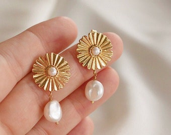 Pearl Drop Earrings | Flower Earrings | Daisy Pearl Drops | Gold and Pearl Earrings | Floral Earrings