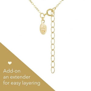 K&ouml;nnte beinhalten: Goldkette mit einem kleinen Anh&auml;nger und einer Verl&auml;ngerungskette. F&uuml;gen Sie eine Verl&auml;ngerung f&uuml;r einfaches Layering hinzu.