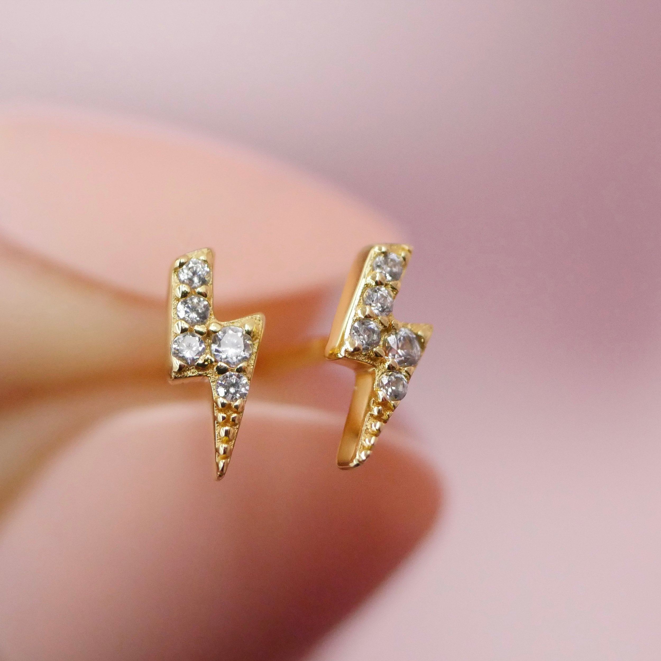 送税込【AMY O】Tiny Lightning Bolt Studs ピアス (2色) 国内発 Lightning Bolt Gold Stud Earrings, Second-hole Cartilage