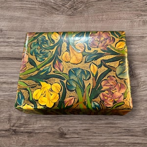 Boîte à bijoux vintage en laque peinte à la main avec des fleurs jaunes et une fille découpée provenant d'une carte postale ancienne sur le couvercle