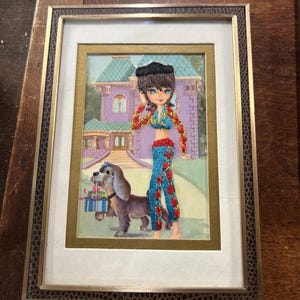 Cartão postal vintage dos anos 1960 da Espanha Moldura de foto emoldurada com menina em traje de calças de tecido com um cachorro e presentes. Comercial PRAT Espanha.