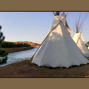 Papier cartonné 5 x 7 pouces avec fond de tipis, de rivière et de pin - Intérieur noir - Enveloppe incluse.