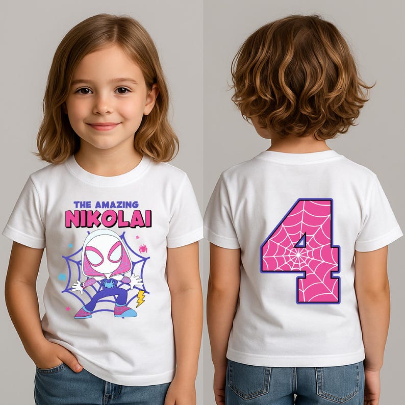 Puede incluir: Camiseta blanca con un personaje de dibujos animados y el texto "THE AMAZING NIKOLAI" en rosa y azul. La parte trasera de la camiseta muestra un gran n&uacute;mero 4 rosa con un dise&ntilde;o de telara&ntilde;a, contorneado en azul.