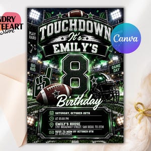 Puede incluir: Una tarjeta de invitación de cumpleaños con temática de fútbol americano, un estadio, un número 8 grande, un balón, un casco y un dedo de espuma. El texto dice: TOUCHDOWN It's EMILY'S 8 BIRTHDAY, SATURDAY, OCTOBER 25TH, AT 05:00 PM, EMILY'S HOUSE, 1787 BROADWAY STREET, SAN DIEGO, TX 2738, RSVP TO MOM BY OCTOBER 5TH, 23786534524.