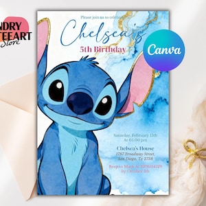Puede incluir: Una invitación de cumpleaños con un personaje de dibujos animados azul con orejas grandes. La invitación tiene un fondo de acuarela con detalles dorados y el texto "5º Cumpleaños de Chelsea". Incluye detalles del evento e información RSVP.