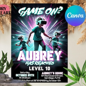 Könnte beinhalten: Eine neonfarbene Einladung zu einer Videospiel-Geburtstagsparty. Die Einladung zeigt einen Jungen mit einer Virtual-Reality-Brille und den Text "GAME ON? AUBREY HAS REACHED LEVEL 10". Die Einladung enthält auch das Datum, die Uhrzeit und den Ort der Party.