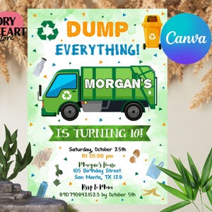 Może przedstawiać: Zaproszenie urodzinowe z motywem recyklingu, z zieloną śmieciarką. Projekt zawiera tekst "Dump Everything!" i "Is Turning 10!" ze szczegółami wydarzenia. Zaproszenie jest zielono-niebieskie.