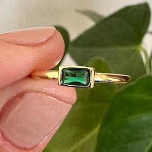 14k Solid Gold Baguette Emerald Ring / Dainty Emerald Gemstone Stacking Ring Women / Minimal Emerald Ring / Birthstone Ring /Emerald Jewelry