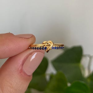Saphir Herz Knoten Bandring / 14k Solid Gold Saphir Versprechen Bandring für Frauen / Zierlicher Infinity Ring / Liebesknoten Schmuck / Romantische Geschenke