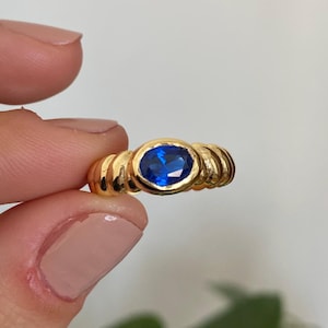 Anillo de zafiro en forma de croissant en oro macizo de 14 k / Anillo de zafiro con cúpula retorcida para mujer / Anillo con piedra de nacimiento / Joyería de zafiro para mujer