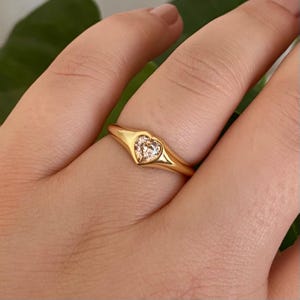 Anillo de oro macizo de 14 k con forma de corazón y diamantes / Anillo minimalista de amor para mujer / Anillo de promesa en forma de corazón / Anillo delicado apilable / Regalo para su mamá o novia