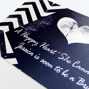 Bridal Shower Invitation--PDF imprimable sur mesure, partie de Bachelorette, coeur heureux, Chevron, marine et argent