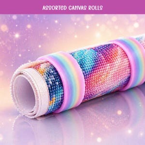 Op de afbeelding: Gerolde canvas met een kleurrijk diamant schilderij ontwerp, vastgezet met regenboogkleurige banden. Het canvas heeft een levendige reeks kleuren, waaronder roze, blauw en geel. De tekst "ASSORTED CANVAS ROLLS" staat bovenaan.