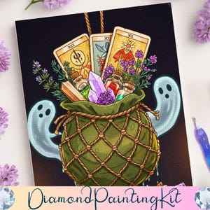 Puede incluir: Kit de pintura de diamantes con una ilustración mística. Una bolsa verde con diseño de cuerda contiene cartas del tarot, cristales y botellas de pociones. Dos figuras fantasmales flanquean la bolsa. Fondo negro, flores moradas y un lápiz.
