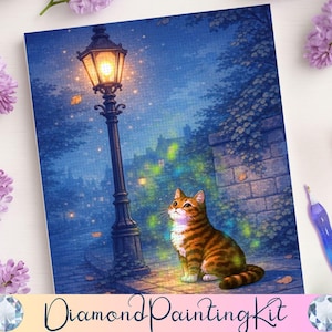 Puede incluir: Kit de pintura de diamantes con una escena de un gato atigrado bajo una farola por la noche. La obra de arte tiene una paleta de colores azul y dorado. El kit incluye un lápiz y las palabras "Diamond Painting Kit".