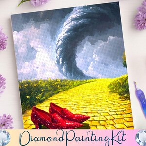 Puede incluir: Kit de pintura de diamantes con un camino de ladrillos amarillos que conduce a un tornado giratorio en la distancia. Dos zapatos rojos brillantes están en el camino.