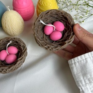 Peut inclure: Une tasse en c&eacute;ramique blanche avec une anse noire et l'inscription "But First, Coffee" en gras noir. La tasse est pos&eacute;e sur un fond flou, sugg&eacute;rant un cadre chaleureux.