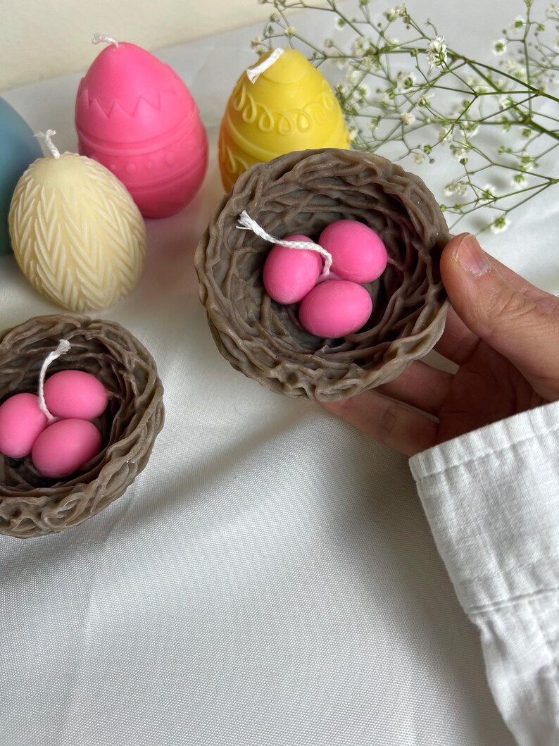 Peut inclure: Une tasse en c&eacute;ramique blanche avec une anse noire et l'inscription "But First, Coffee" en gras noir. La tasse est pos&eacute;e sur un fond flou, sugg&eacute;rant un cadre chaleureux.