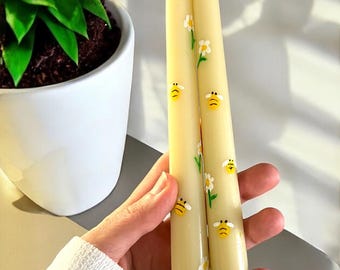 Bougies coniques Little Bees, décoration printanière peinte à la main, cadeau de bougie cottage, bougies de table florales, décoration d'abeille mignonne
