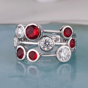 Anel de coquetel em prata de lei com moissanita e granada vermelha cravejada de zircônias.