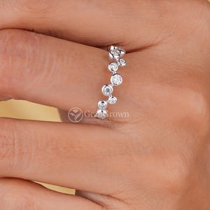 Anillo de moissanita en zigzag, engastado en bisel de corte redondo para mujer