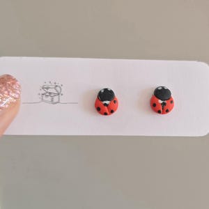 Marienkäfer Ohrstecker, süße rote Käfer Ohrringe, Mini Polymer Clay Ohrstecker, Natur Schmuck, Geschenk für sie, kleine Tier Ohrringe