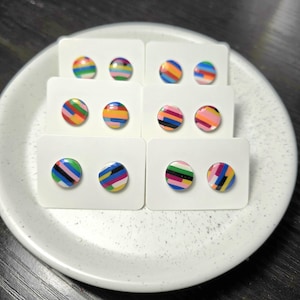 手作りのレインボーストライプポリマークレイスタッドピアス