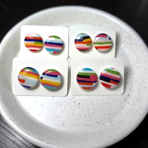 カラフルなレインボーストライプのスタッドピアス - ユニークなデザインが多数