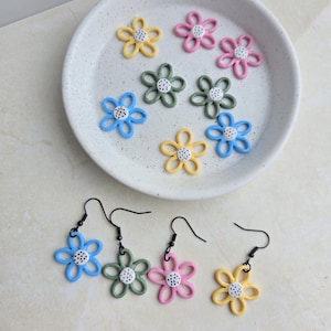 Daisy pastel flower earrings, cute flower dangle earrings, spring summer flower earrings, daisy dangle earrings handmade from polymer clay